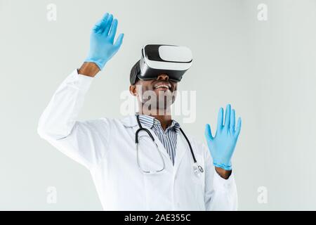 Low angle de praticien en souriant agréable lunettes VR Banque D'Images