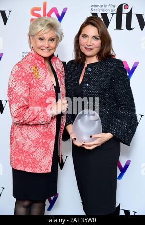 Katya Adler avec ses nouvelles de BBC et le prix de base avec Angela Rippon dans la salle de presse à la Women in Film and TV Awards 2019 à l'hôtel Hilton, Park Lane, London. Banque D'Images