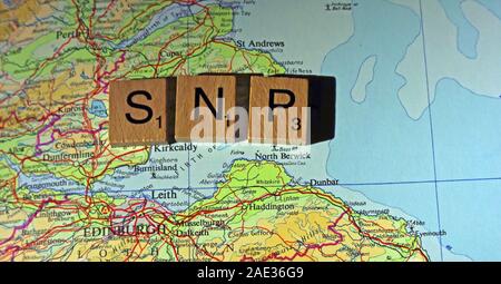 Sièges SNP écrit en lettres de Scrabble sur une carte du Royaume-Uni - Générale, élections, partis politiques dirigeants,parties,demandes,des doutes, Banque D'Images