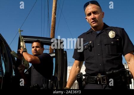 JAKE GYLLENHAAL ET MICHAEL PEÑA EN FIN DE WATCH (2012), réalisé par David Ayer. Credit : ENVISION ENTERTAINMENT CORPORATION / Album Banque D'Images