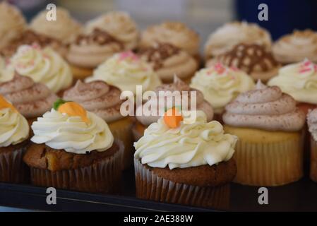 Assorted Cupcakes avec le glaçage et décorations sur l'affichage à l'bakery Banque D'Images