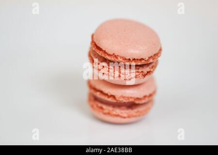 De délicieux bonbons macaron disposés en rangées, dessert macaron coloré sur fond blanc. -Droit Banque D'Images