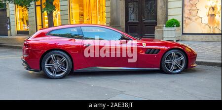 Rouge Ferrari GTC4Lusso T Banque D'Images