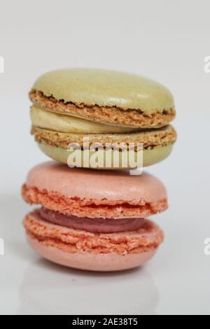 De délicieux bonbons macaron disposés en rangées, dessert macaron coloré sur fond blanc. -Droit Banque D'Images
