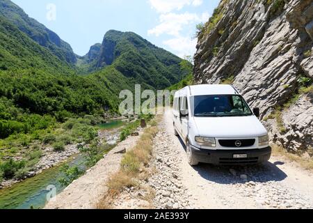 Theth, l'Albanie, le 6 juillet 2019 : Camping bus sur une route de terre dans la campagne avec les forêts vertes dans le nord de l'Alpes dinariques en Albanie Banque D'Images