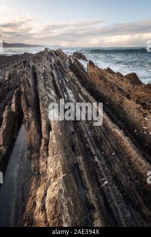 Paysage de la côte de flysch célèbre en Zumaia, Pays Basque, Espagne. Les formations géologiques célèbre monument . Banque D'Images