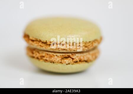 De délicieux bonbons macaron disposés en rangées, dessert macaron coloré sur fond blanc. -Droit Banque D'Images
