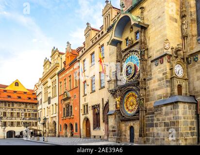 Dum u historique minut est soignée dans les sgraffites et horloge astronomique médiévale dans l'ancien Hôtel de Ville Prague République tchèque. Banque D'Images