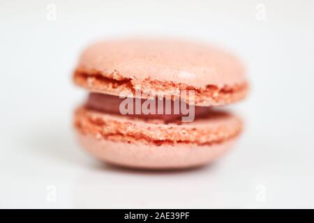 De délicieux bonbons macaron disposés en rangées, dessert macaron coloré sur fond blanc. -Droit Banque D'Images