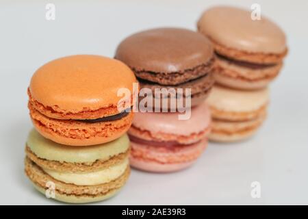 De délicieux bonbons macaron disposés en rangées, dessert macaron coloré sur fond blanc. -Droit Banque D'Images