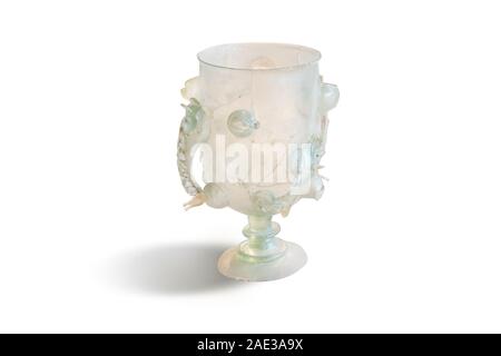 Gobelet romain avec deux poignées d'diatretglas le verre. L'Empire romain. Les 3e et 4e siècles. Chemin de détourage pour purpopes de conception. Banque D'Images
