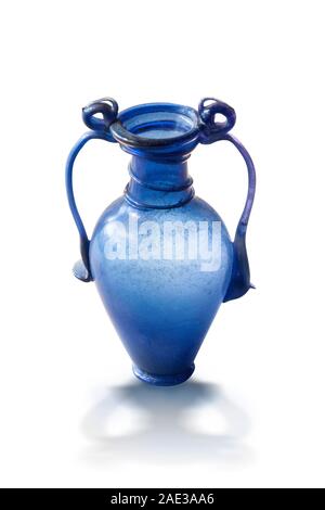 Verrerie romaine tardive. Deux poignées bleu cobalt bouteille. L'Empire romain. Les 3e et 4e siècles. Chemin de détourage pour purpopes de conception. Banque D'Images