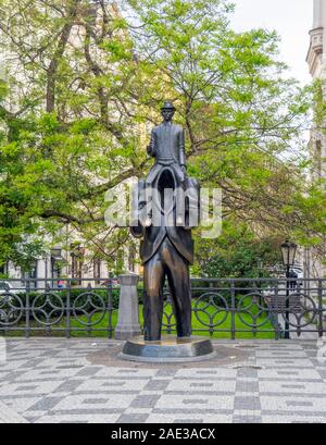 Statue sculpture en bronze de Franz Kafka assis sur les épaules d'une figure sans tête par Jaroslav Róna sculpteur quartier juif de Prague en République tchèque. Banque D'Images