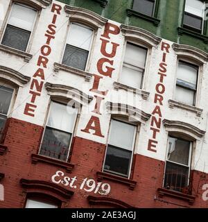 La VILLE DE NEW YORK, USA - 18 avril 2011 : la Puglia Ristorante, Little Italy, New York avec sa façade peinte pour refléter les couleurs du drapeau italien. Banque D'Images