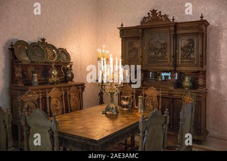 Mobilier cuisine intérieur en style traditionnel belge et candélabres avec des bougies. La fin du xixe siècle. Banque D'Images