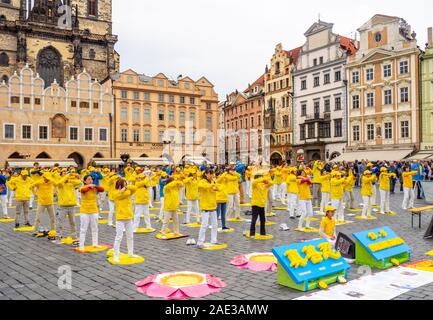 Les membres du Falun Dafa de méditer et d'exercer dans de vieux villages Square Prague République tchèque. Banque D'Images