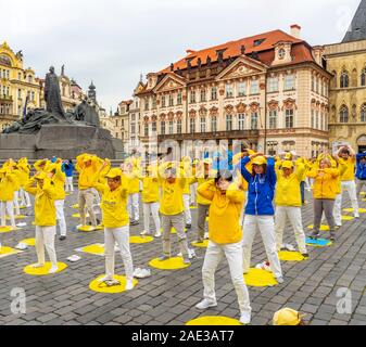 Les membres du Falun Dafa de méditer et d'exercer dans de vieux villages Square Prague République tchèque. Banque D'Images