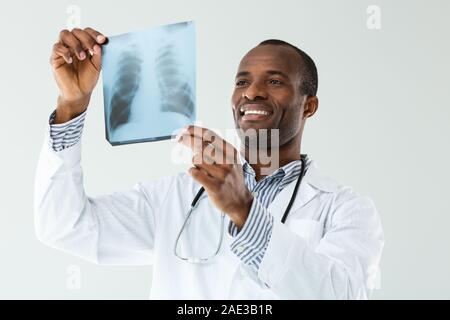 Close up of X-ray scanner en mains de médecin positive Banque D'Images