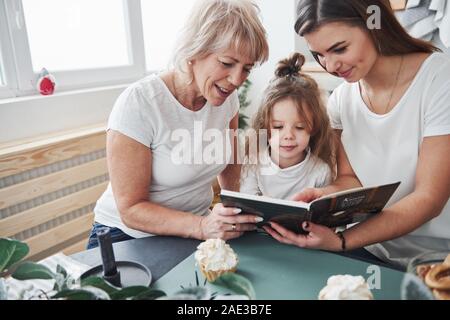 Enfant d'apprentissage rapide. Mère, grand-mère et fille avoir bon temps dans la cuisine Banque D'Images