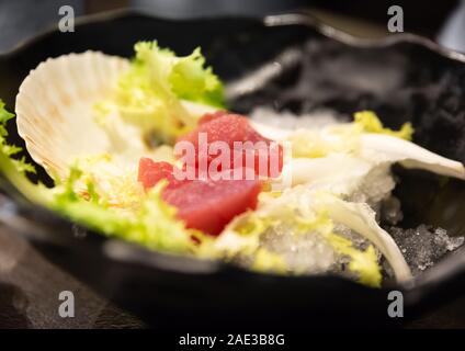 Sashimi de thon servi sur une coquille d'huître pour décoration Banque D'Images