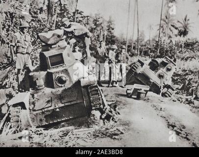 Les Alliés ont reconquis Guinée. Les américains et australiens inspecter les citernes japonais, qui ont été mises hors d'usage pendant les violents combats Banque D'Images