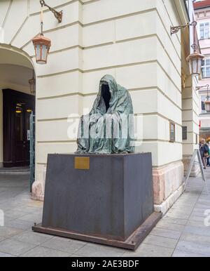 Sculpture en bronze, il Commendatore par Anna Chromý sculpteur en mémoire de Don Giovanni de Mozart, dont la première a eu lieu au Théâtre des états Prague République tchèque. Banque D'Images