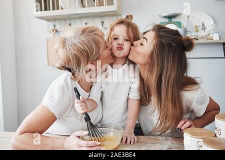 Belle Famille. Mère, grand-mère et fille avoir bon temps dans la cuisine Banque D'Images
