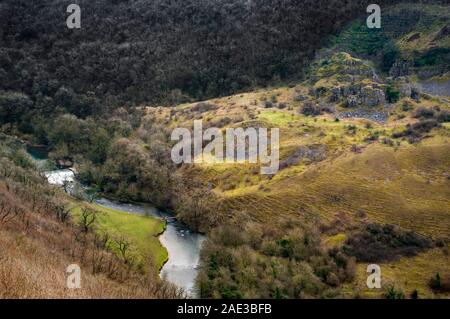 Le glissement de terrain dans la chambre de cuisson Dale Monsal vue depuis le dessus de la colline Putwell, avec la rivière Wye dans l'avant-plan Banque D'Images