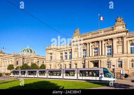 Un tramway debout à l'arrêt de tram en face du Théâtre National de Strasbourg, un palais de style néo-Renaissance construit sous l'Empire allemand. Banque D'Images