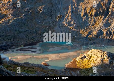 La lumière du soleil sur le lac, Sandersee Glocknergruppe dans le lac proglaciaire massif alpin près de Pasterze glacier. Parc national de Hohe Tauern. Alpes autrichiennes. L'Europe. Banque D'Images