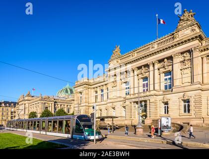 Un tramway debout à l'arrêt de tram en face du Théâtre National de Strasbourg, un palais de style néo-Renaissance construit sous l'Empire allemand. Banque D'Images