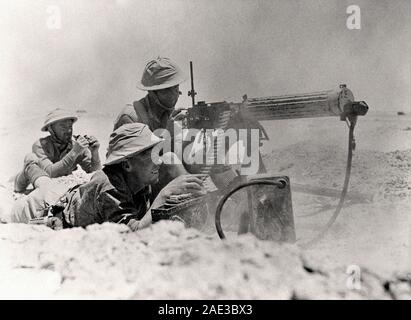 Des soldats néo-zélandais du 27e bataillon de mitrailleuses tirant de la mitrailleuse Vickers dans la bataille pour l'Egypte. 1941 Banque D'Images