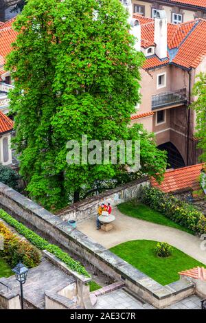 Couple dans les jardins sous le château de Prague, Mala Strana Prague République Tchèque Prague couple romantique Banque D'Images