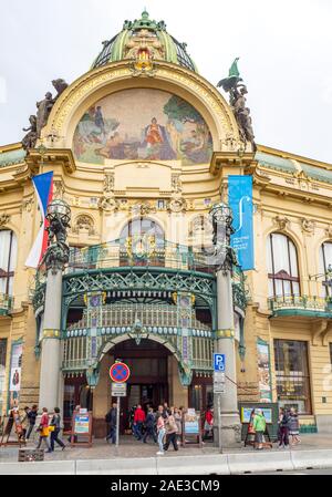 La mosaïque complexe et richement décoré de ferronnerie décorative et à l'entrée de la Maison Municipale et Smetana Hall Prague République tchèque. Banque D'Images