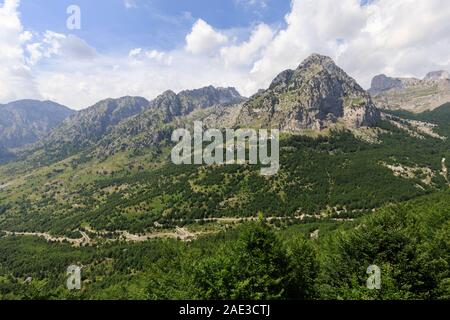 Paysage fertile dans les Alpes dinariques avec forêts vertes sur la route de Shkodar à theth en Albanie Banque D'Images