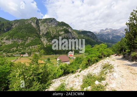 Vieille église célèbre dans la fertile vallée de Theth dans les Alpes dinariques de l'albanie Banque D'Images