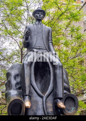 Statue sculpture en bronze de Franz Kafka assis sur les épaules d'une figure sans tête par Jaroslav Róna sculpteur quartier juif de Prague en République tchèque. Banque D'Images