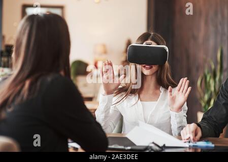 Essayer de toucher les objets virtuels. S'amuser dans la salle de bureau. Friendly collègues jouer à leur pause Banque D'Images