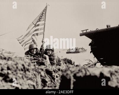 Premier Drapeau sur Guam sur mât gaffe. Deux officiers américains plantent le drapeau américain sur Guam huit minutes après Marines des États-Unis et de l'Armée de troupes d'assaut de l'epronnière Banque D'Images