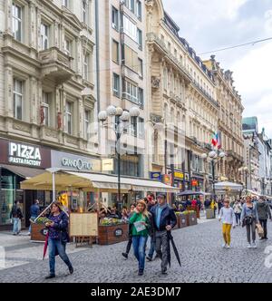 28. Října street Shopping Precinct pour touristes dans {Prague République tchèque. Banque D'Images