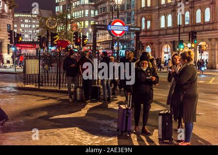 Ville de Londres la nuit. Les gens se sont réunis à Trafalgar Square en dehors des mesures d'entrée de la station de métro Charing Cross par une froide soirée de novembre. Banque D'Images