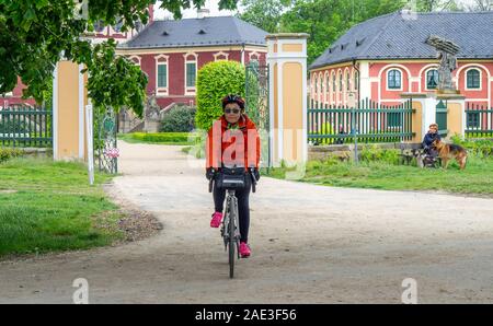 Randonnée vélo cycliste féminin passé Veltrusy hôtel particulier construit par František Maxmilián Kaňka architecte Bohême centrale en République tchèque. Banque D'Images