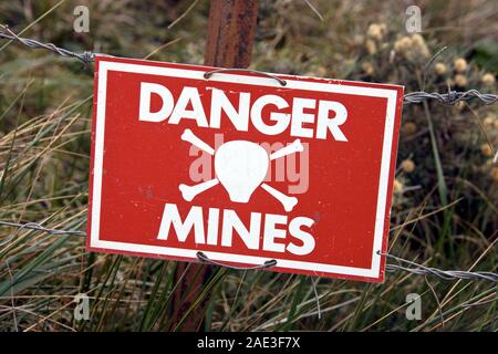 Signe de mines près de Stanley, la capitale des îles Falkland (Islas Malvinas). De grandes superficies de terres restent à la suite de la guerre des Malouines, un 10 Banque D'Images