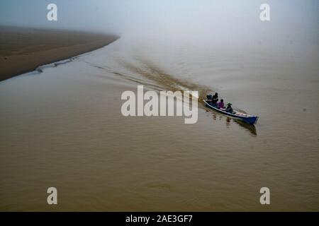 Un petit bateau et ferry transporte des passagers sur la rivière Chindwin sur un brumeux et tôt le matin brumeux dans le nord-ouest du Myanmar (Birmanie) Banque D'Images