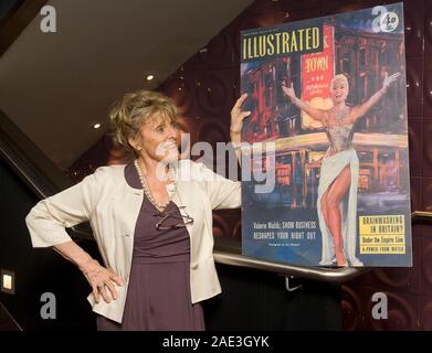 Parler de la ville danseuse Valerie Walsh célébrer une réunion à l'Hippodrome dans le West End, Londres. Banque D'Images