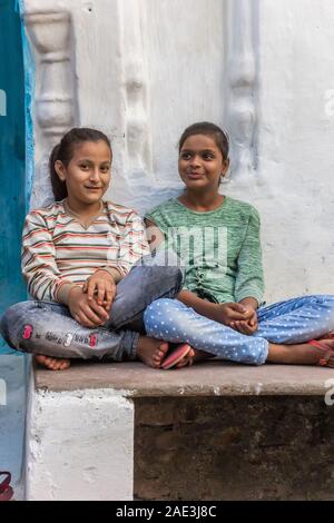 Deux jeunes filles assis devant leur maison à Khajuraho, Inde Banque D'Images