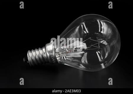 Clear Light bulb couché sur le côté sur fond noir Banque D'Images
