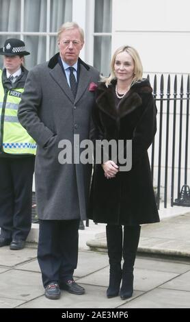 Sir Mark Thatcher avec sa femme Sarah chez sa mère dans Belgravia après sa mort en 2013. Banque D'Images