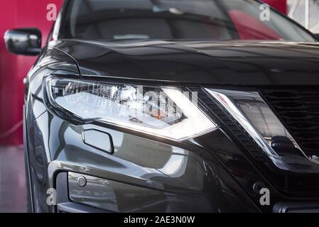 Propre et cher. Marque nouvelle voiture moderne noir dans le salon. Prêt pour la vente. Parfaitement polies Banque D'Images