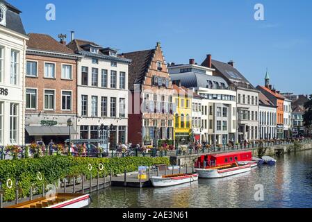 Restaurants et des bateaux touristiques le long de la Kraanlei / Crane Lane dans la ville GAND / GENT, Flandre orientale, Belgique Banque D'Images